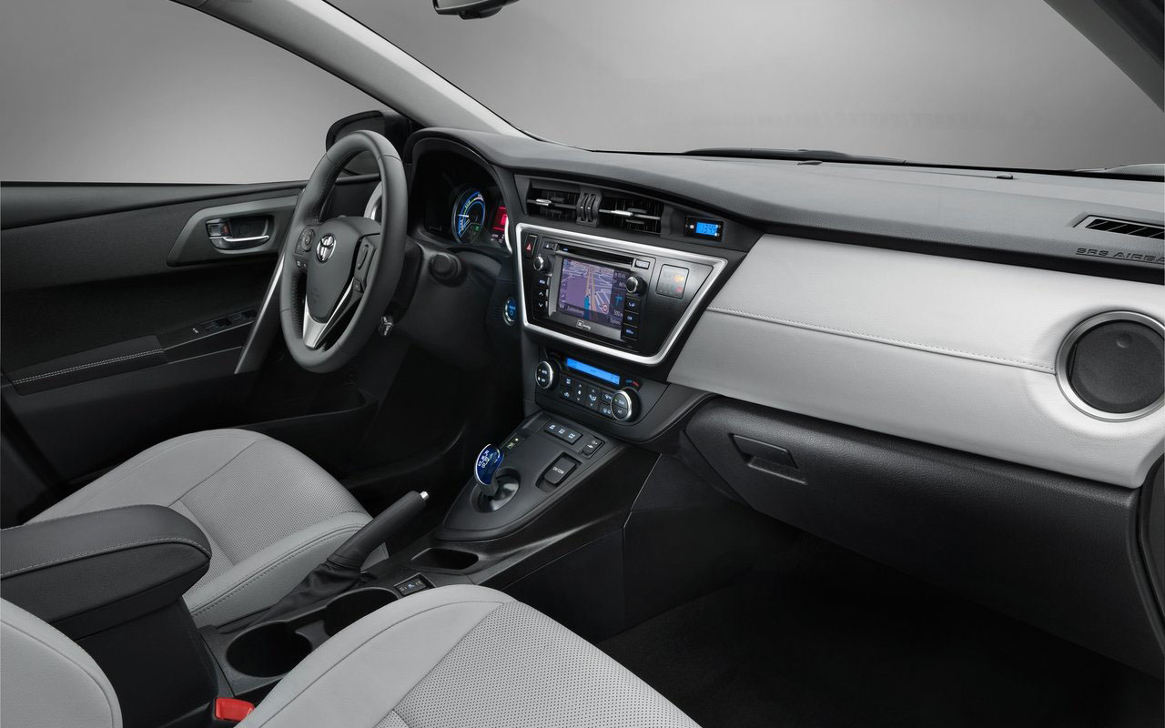 Toyota Auris внутри салон торпедо руль новое поколение цена 2013 фото изображение тоета аурис